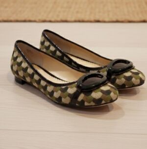 Oscar de la renata womens shoes gorgeous green fabric print mod flats size 8 m